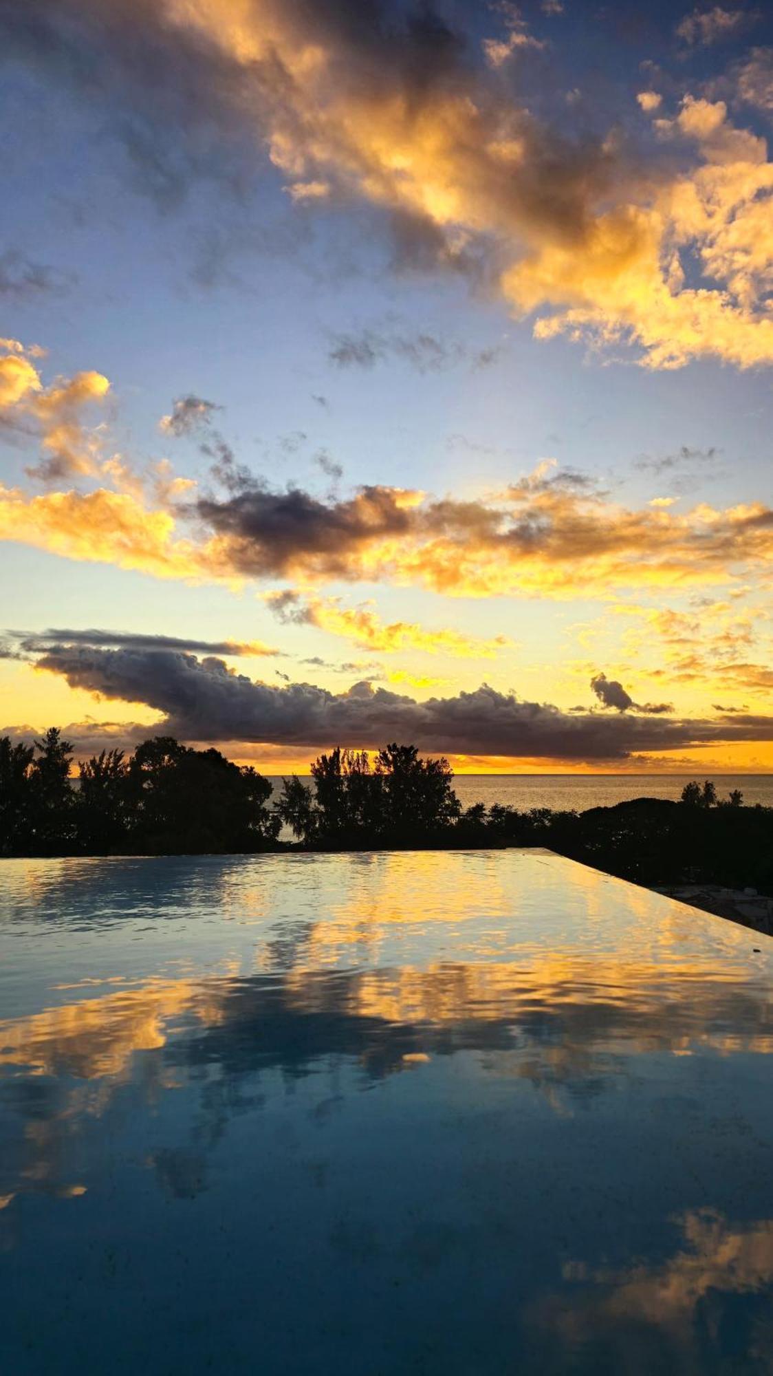 Ferienwohnung Luxury Penthouse With Infinity Pool & Stunning Sea View Flic-en-Flacq Exterior foto